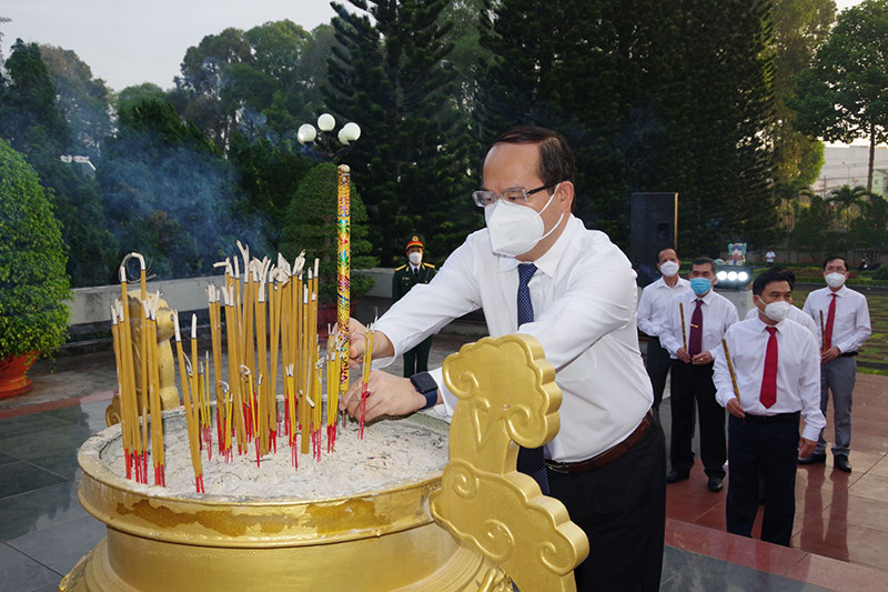 Lãnh đạo tỉnh Đồng Nai dâng hương tại Nghĩa trang liệt sĩ TP Long Khánh. Đồng Nai tổ chức an táng 2 hài cốt liệt sĩ tại Long Khánh -0