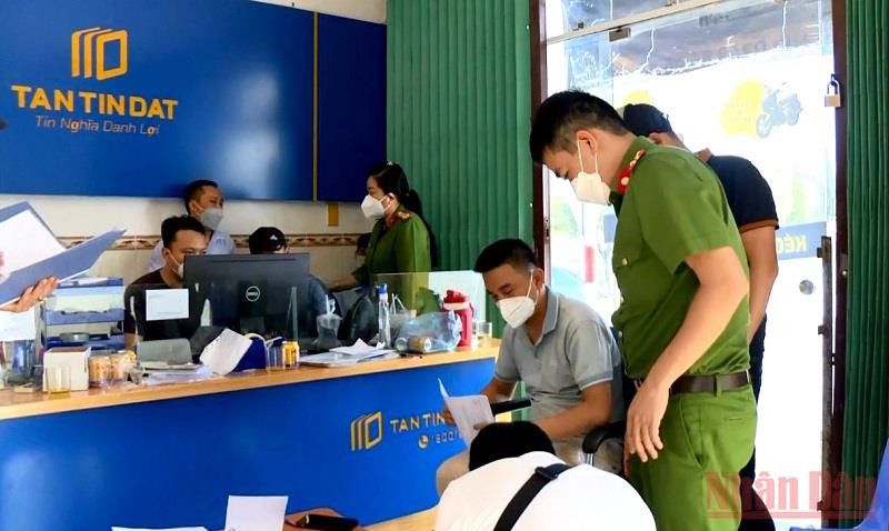 Các lực lượng chức năng khám xét Văn phòng đại diện của Công ty tài chính Tân Tín Đạt tại Bình Thuận và đã thu giữ nhiều tang vật, đồ vật, tài liệu có liên quan đến hành vi cho vay nặng lãi. Công an TP Phan Thiết (Bình Thuận) bắt 2 đối tượng trong đường dây cho vay nặng lãi liên tỉnh -0