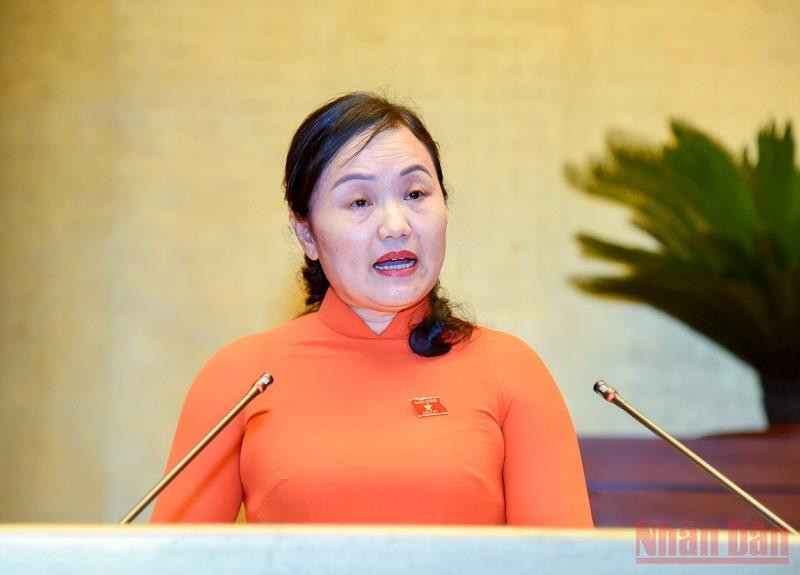 Phó Chủ nhiệm Ủy ban Tài chính, Ngân sách của Quốc hội Phạm Thúy Chinh trình bày Báo cáo thẩm tra. (Ảnh: LINH NGUYÊN) Thực hành tiết kiệm, chống lãng phí năm 2021 ghi nhận nhiều kết quả tích cực -0