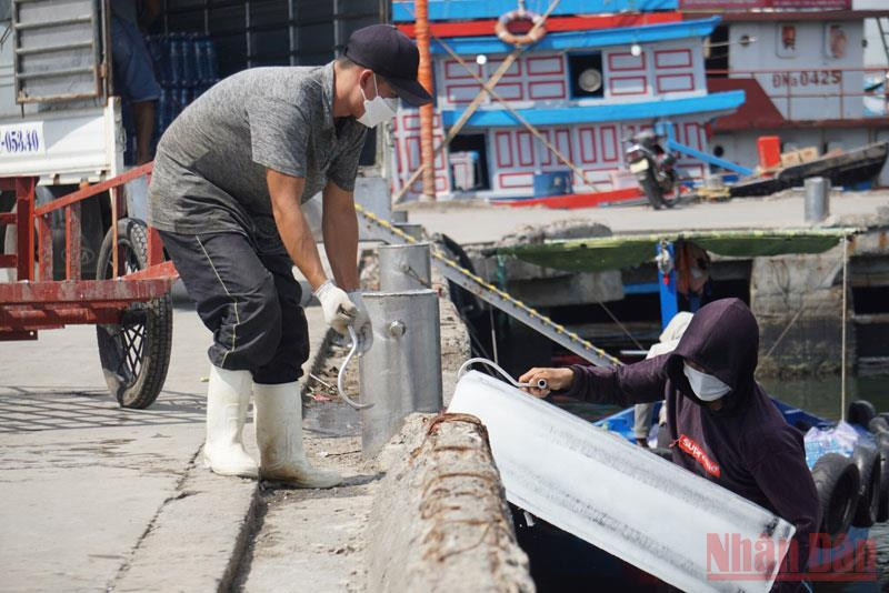 Tất bật tiếp nhiên liệu lên tàu. Hàng trăm tàu cá ngư dân miền trung tất bật vươn khơi -0