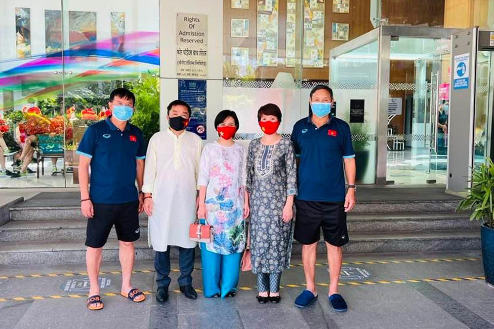 Trưởng đoàn Trương Hải Tùng (ngoài cùng bên trái) và huấn luyện viên Mai Đức Chung (ngoài cùng bên phải) chụp ảnh lưu niệm cùng gia đình ông Hoàng Tùng - đại diện Tổng Lãnh sự quán Việt Nam tại Mumbai. (Ảnh: VFF) Đội tuyển nữ cảm ơn Tổng Lãnh sự quán Việt Nam tại Mumbai và kiều bào đang sinh sống tại Ấn Độ -0