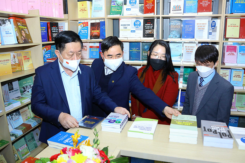 Đồng chí Nguyễn Trọng Nghĩa tham quan Tủ sách "Thanh niên học tập và làm theo lời Bác". Bảo vệ nền tảng tư tưởng của Đảng là bảo vệ Tổ quốc, bảo vệ đường lối, bảo vệ nhân dân -0