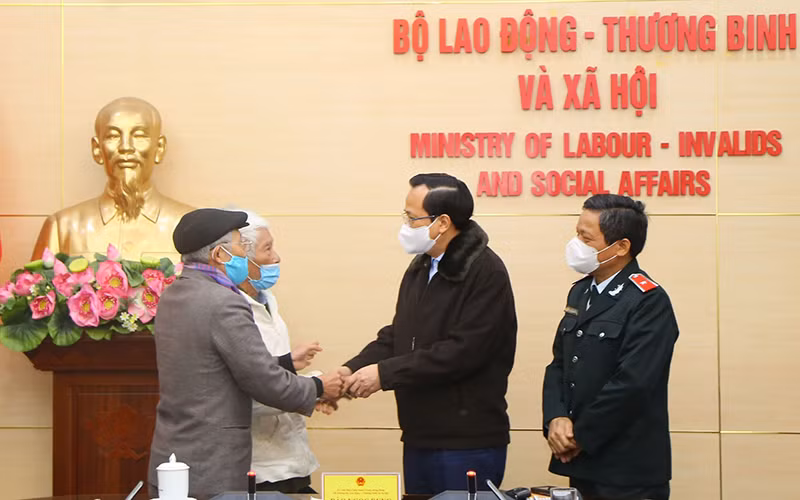 Bộ trưởng Lao động-Thương binh và Xã hội Đào Ngọc Dung lắng nghe kiến nghị của công dân. (Ảnh: Molisa).
