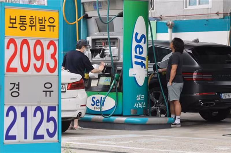 Người dân đổ xăng tại trạm xăng ở Seoul (Hàn Quốc) ngày 17/6/2022. (Ảnh: AFP/TTXVN)