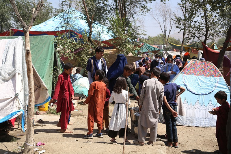 Người dân mất nhà cửa do chiến tranh dựng lều tạm tại một công viên ở Thủ đô Kabul, ngày 11/8/2021. (Ảnh: AFP/TTXVN) Afghanistan: Các nhân vật chủ chốt trong chính phủ mới đã có mặt tại Kabul -0