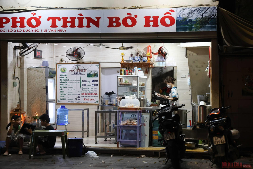 Từ 0 giờ ngày 22-6, UBND Thành phố Hà Nội đã nới lỏng một số dịch vụ, hoạt động, cho phép mở cửa trở lại dịch vụ cắt tóc, gội đầu; dịch vụ ăn, uống trong nhà trên địa bàn thành phố. 1_hang_quan_Ha_Noi_mo_cua-1624331436801.jpeg