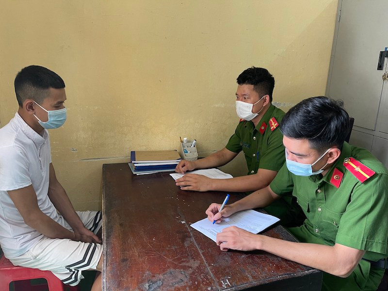 Công an lấy lời khai của đối tượng liên quan