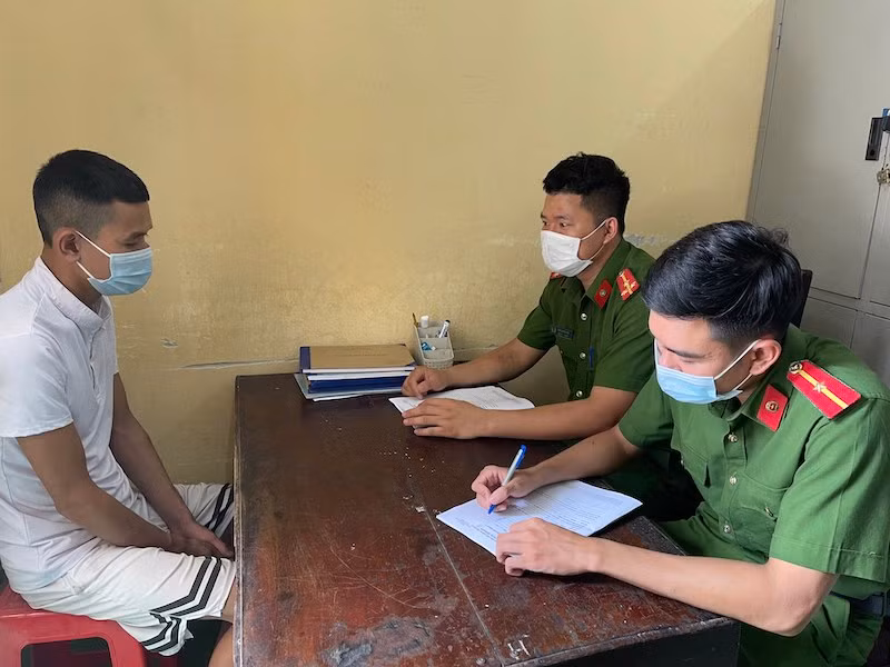 Công an lấy lời khai của đối tượng liên quan