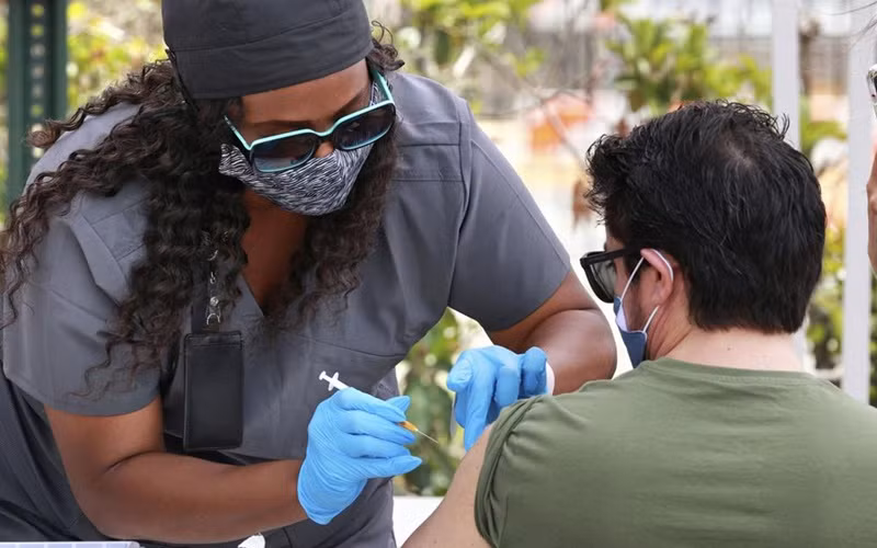 Tiêm vaccine ngừa Covid-19 tại Mỹ. (Ảnh: AP)