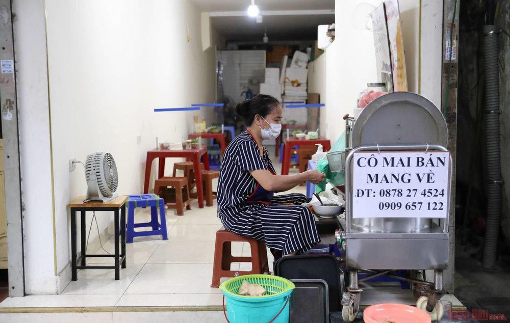 Ghi nhận trong sáng nay, một số hàng quán vẫn duy trì việc bán mang về, do lo ngại dịch bệnh. 15_hang_quan_Ha_Noi_mo_cua-1624331480412.jpeg
