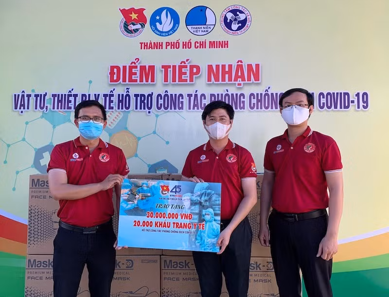 Đoàn thanh niên ngành điện trao tặng kinh phí và khẩu trang ủng hộ cho ngành y tế chống dịch