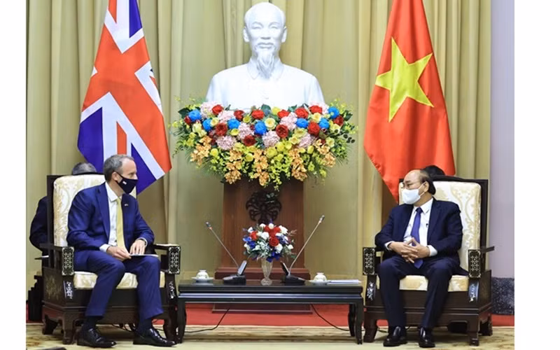 Chủ tịch nước Nguyễn Xuân Phúc tiếp Bộ trưởng thứ nhất, Bộ trưởng Bộ Ngoại giao và Phát triển Anh Dominic Raab. (Ảnh: TTXVN)