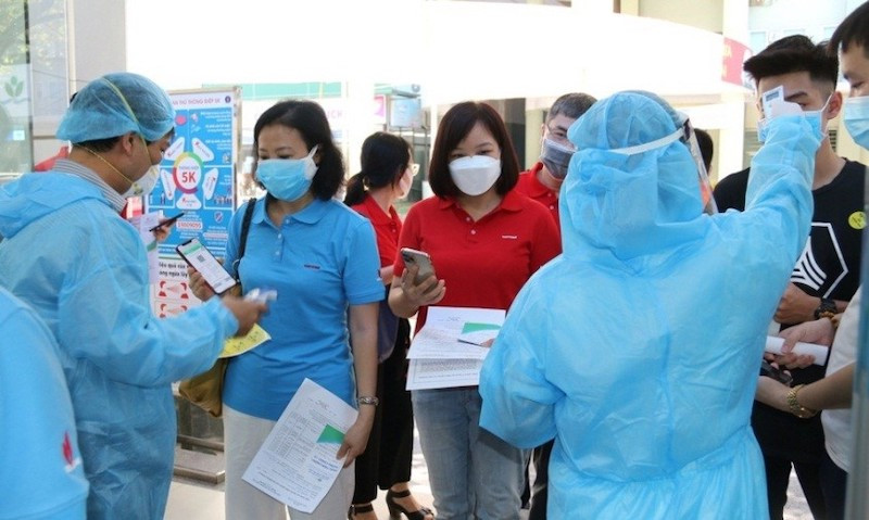 Kiểm tra khai báo y tế, thân nhiệt cho người lao động Dầu khí trước khi bước vào khu vực tiêm chủng