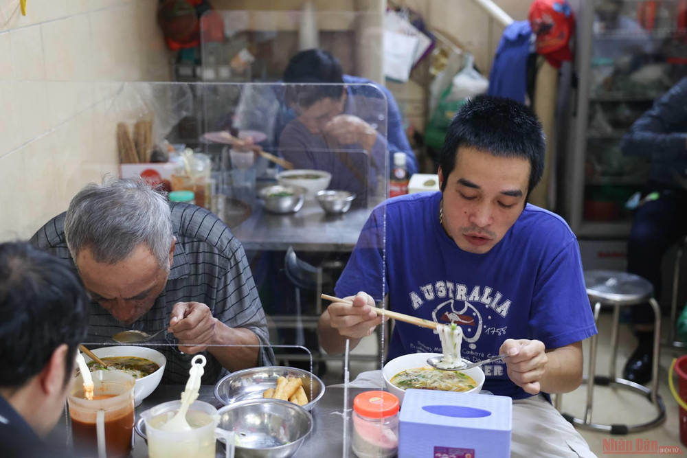 “Cả tháng nay không được ăn phở. Hôm nào thèm quá đi mua về nhưng tôi không cảm thấy vị ngon của nó, chắc phở chỉ ngon khi ăn tại quán”, anh Trường (Hoàn Kiếm, Hà Nội) vui vẻ nói. 14_hang_quan_Ha_Noi_mo_cua-1624331481100.jpeg