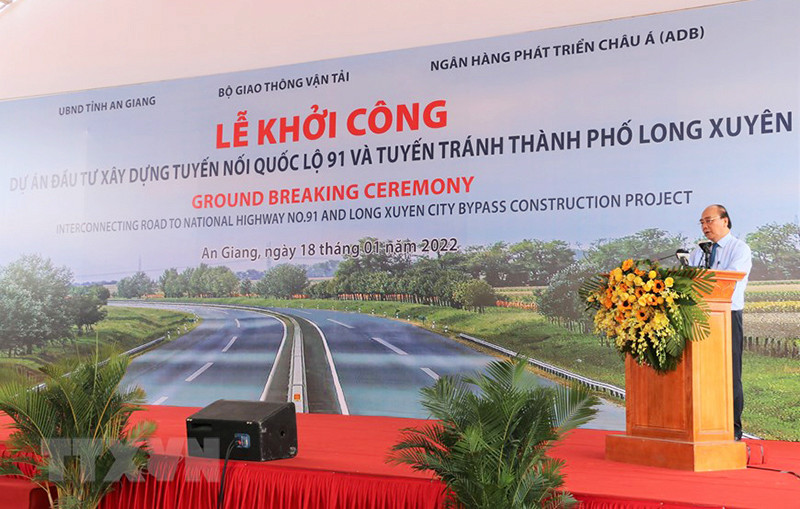 Chủ tịch nước Nguyễn Xuân Phúc phát biểu tại lễ khởi công dự án xây dựng tuyến nối Quốc lộ 91 và tuyến tránh thành phố Long Xuyên. (Ảnh: Công Mạo/TTXVN)