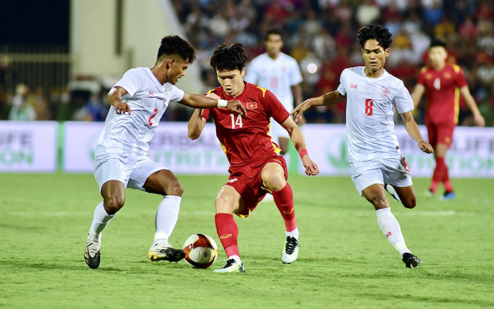 Pha tranh bóng giữa cầu thủ U23 Việt Nam và U23 Myanmar. (Ảnh TRẦN HẢI) Wushu và kick boxing Việt Nam làm nên