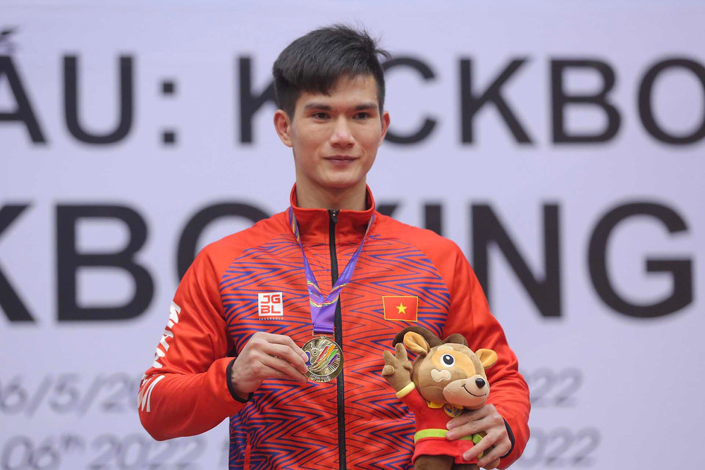 Nguyễn Quang Huy trên tay tấm Huy chương Vàng. (Ảnh: Như Ý) Cập nhật SEA Games ngày 13/5: Kickboxing gặt hái Huy chương Vàng -0