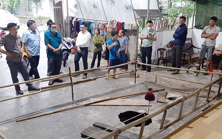 Xuất hiện hố "tử thần" tại sân nhà ông Lương Văn Bình ở bản Na Noong.