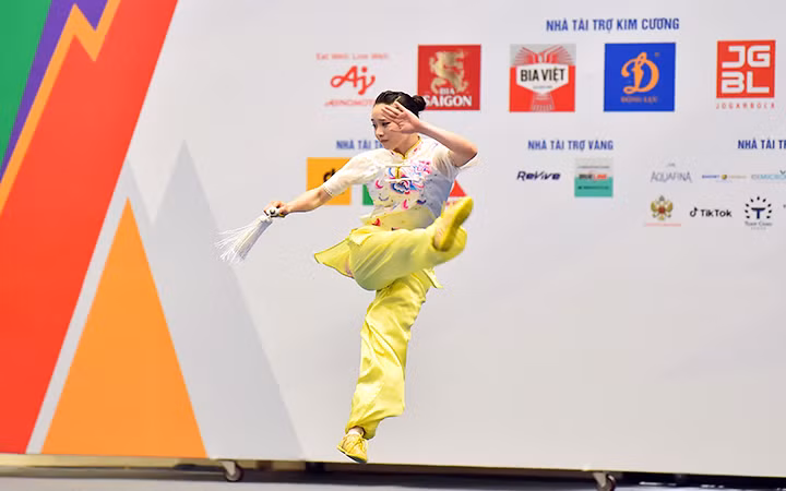 Vận động viên Dương Thúy Vi giành Huy chương vàng nội dung biểu diễn (taolu) kiếm thuật nữ tại môn wushu. (Ảnh MỸ HÀ)