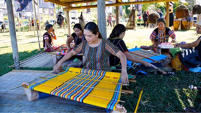Sản phẩm dệt thổ cẩm của người Cơ Ho đã 