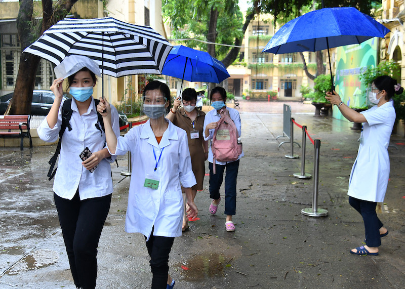 Trời đổ cơn mưa ngay thời điểm kết thúc giờ thi. Hình ảnh các cán bộ, nhân viên làm công tác tại điểm thi hỗ trợ các em ra về tại điểm thi Trường Trung học phổ thông Việt Đức. Thí sinh phấn khởi ra về sau khi kết thúc bốn môn thi -0