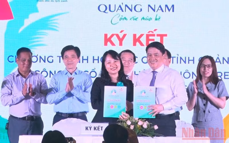 Ký kết thỏa thuận hợp tác hỗ hợ kích cầu du lịch.