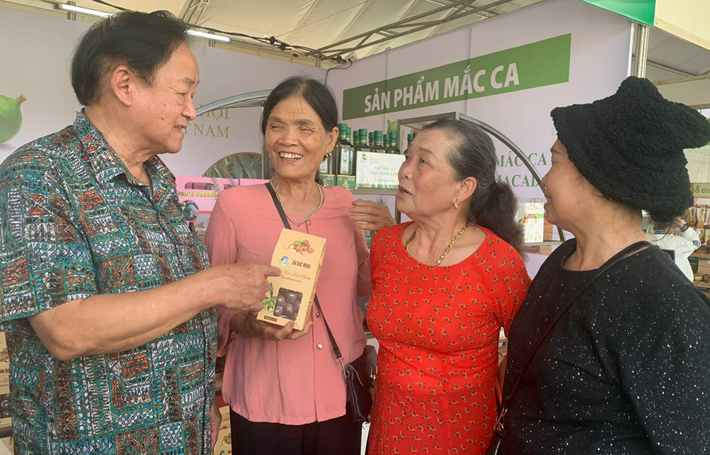 Ông Nguyễn Lân Hùng trực tiếp giới thiệu về cây trồng và sản phẩm mắc-ca cho khách tham gia đến gian hàng của Hiệp hội Mắc-ca Việt Nam ‘Nữ hoàng quả khô’ mắc ca ‘hút khách’ ở festival trái cây lớn nhất vùng Tây Bắc -0