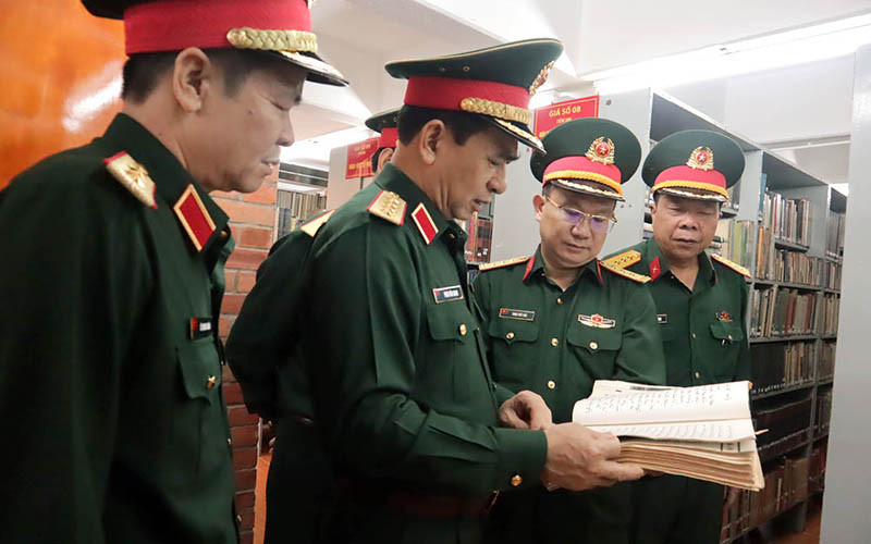 Đại tướng Phan Văn Giang kiểm tra các tài liệu lưu trữ tại thư viện của Học viện Lục quân. Đẩy mạnh chuyển đổi số trong giáo dục-đào tạo và các hoạt động của Học viện Lục quân -0