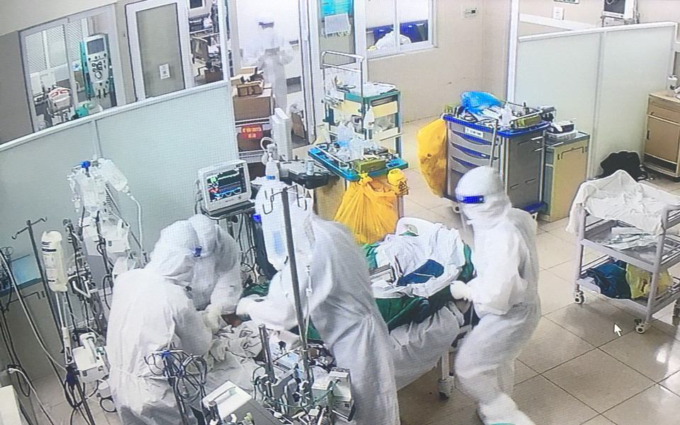 Bệnh nhân được can thiệp ECMO. (Ảnh: BVCC) F0 đầu tiên được can thiệp ECMO tại Bệnh viện Thanh Nhàn đã hồi sinh kỳ tích -0