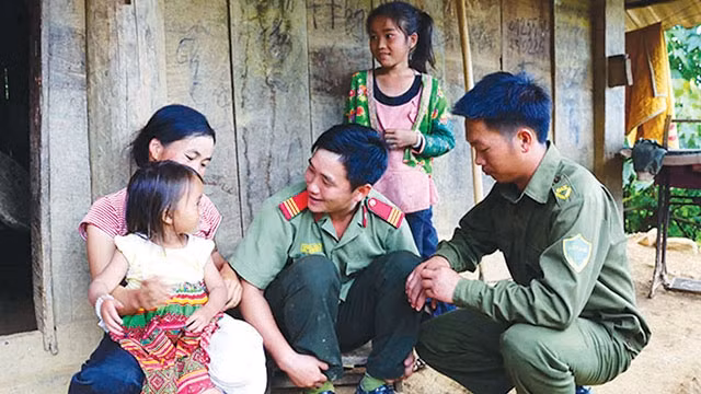 Công an huyện Ðiện Biên Ðông tuyên truyền cho người dân về phòng, chống tội phạm mua bán người. Nguồn: Báo DTPT