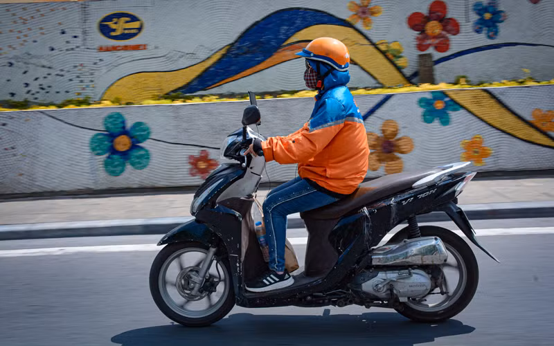 Những ngày dịch như thế này, nhu cầu shipper lên cao, Mừng có đơn chạy liên tục.