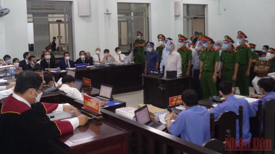 Các bị cáo tại phiên tòa. (Ảnh: PHONG NGUYÊN)