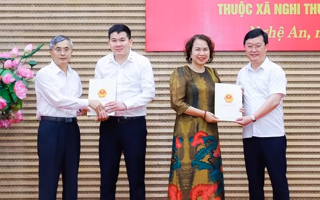 Trao Quyết định chấp thuận chủ trương đầu tư dự án cho hai nhà đầu tư.