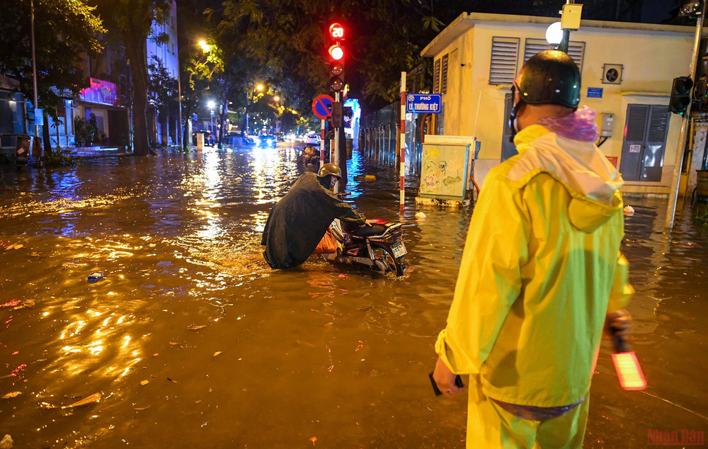 Một số phương tiện chết máy vì lao vào điểm ngập sâu ngã tư Lý Thường Kiệt-Phan Bội Châu. Những người “tháo cống” chống ngập cho Thủ đô -0