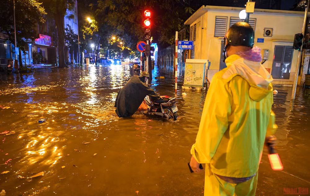 Những người “tháo cống” chống ngập cho Thủ đô -0