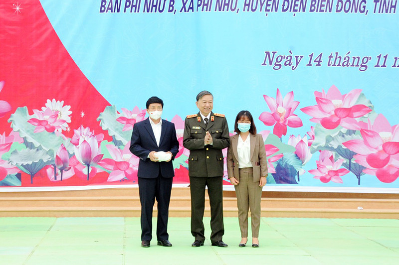 Bộ trưởng Tô Lâm ủng hộ Quỹ khuyến học Điện Biên Đông 500 triệu đồng. Bộ trưởng Công an Tô Lâm dự Ngày hội Đại đoàn kết toàn dân tộc năm 2021 tại Điện Biên -0