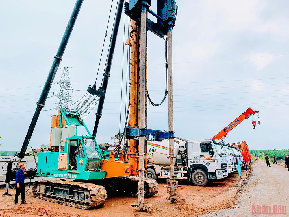 Huy động phương tiện triển khai thi công công trình sau khởi công. Khởi công xây cầu gần 2 nghìn tỷ đồng nối Hải Phòng với Quảng Ninh -0