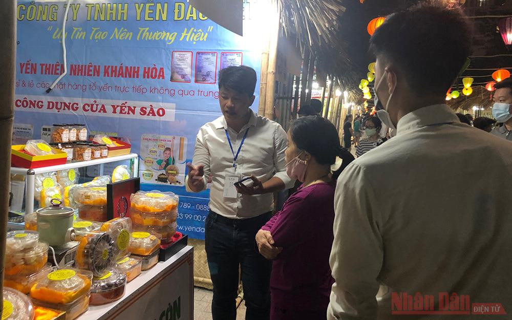 Doanh nghiệp Khánh Hòa giới thiệu yến sào tới khách hàng.. Hội chợ Đặc sản vùng miền – Cơ hội mở rộng thị trường -0