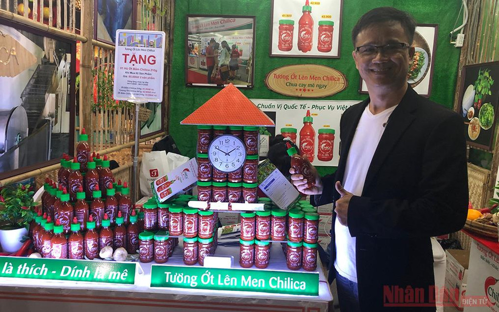 Anh Nguyễn Thanh Hiền với sản phẩm tương ớt lên men Chilica. Hội chợ Đặc sản vùng miền – Cơ hội mở rộng thị trường -0