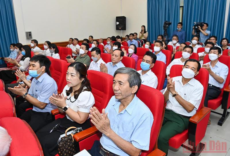 Cử tri quận Lê Chân, thành phố Hải Phòng dự Hội nghị. (Ảnh: Duy Linh) Nhiều vấn nóng, thời sự “quốc kế dân sinh” gửi đến Quốc hội -0