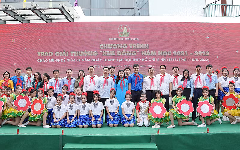 Các đồng chí lãnh đạo, nguyên lãnh đạo Hội đồng Đội Trung ương các thời kỳ chụp ảnh lưu niệm với thiếu niên, nhi đồng tại Ngày hội “Thiếu nhi Việt Nam - Học tập tốt, rèn luyện chăm”.