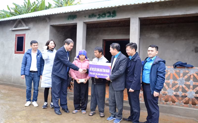 Bàn giao nhà xây kiên cố cho hộ nghèo ở xã Dền Thàng (Bát Xát- Lào Cai).