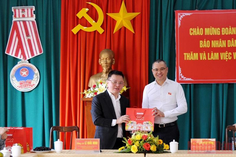 Tổng Biên tập Lê Quốc Minh tặng quà đồng chí Phạm Đại Dương, Ủy viên Trung ương Đảng, Bí thư Tỉnh ủy, Trưởng Đoàn đại biểu Quốc hội tỉnh Phú Yên. Tổng Biên tập Báo Nhân Dân làm việc tại Phú Yên -0