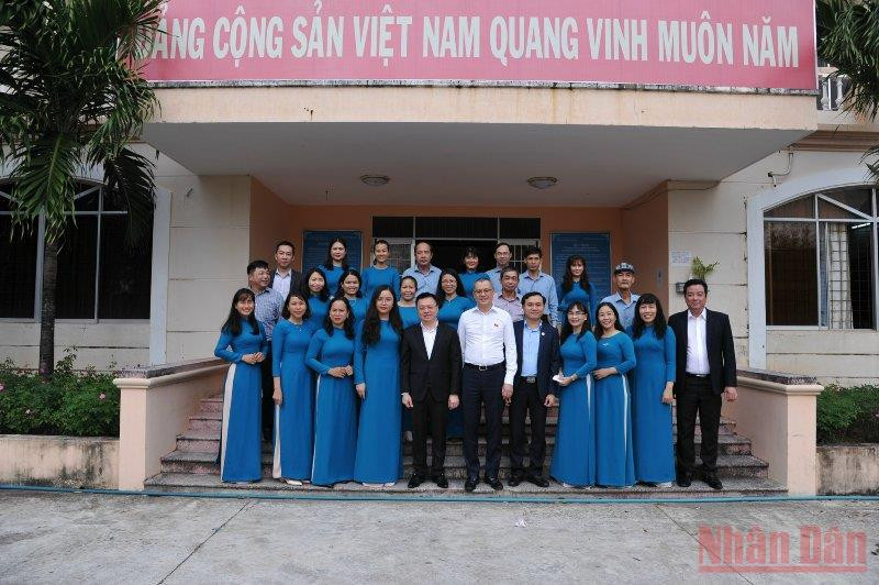 Tổng Biên tập Lê Quốc Minh và đồng chí Phạm Đại Dương, Bí thư Tỉnh ủy Phú Yên thăm và chụp hình lưu niệm với tập thể cán bộ, nhân viên Báo Phú Yên. Tổng Biên tập Báo Nhân Dân làm việc tại Phú Yên -0