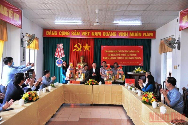 Tổng Biên tập Báo Nhân Dân Lê Quốc Minh tặng quà các cơ quan báo chí tỉnh Phú Yên. Tổng Biên tập Báo Nhân Dân làm việc tại Phú Yên -0