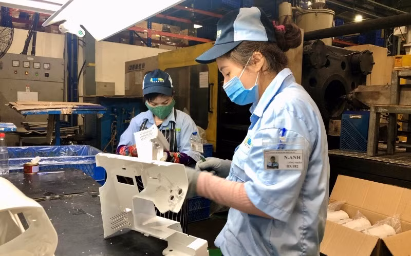 Sản xuất phụ tùng tại Công ty CP Nhựa Hiệp Hòa Việt Nam (huyện Đông Anh, Hà Nội).