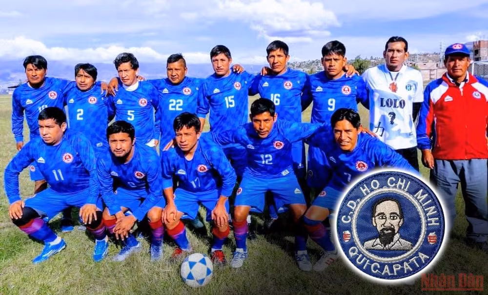 Đội bóng Club Deportivo Hochiminh và logo in chân dung Chủ tịch Hồ Chí Minh. (Ảnh: Facebook CLB)