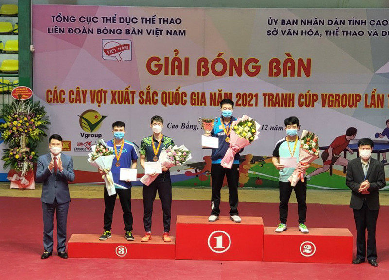Ban Tổ chức trao huy chương nội dung đơn nam. Bế mạc Giải bóng bàn các cây vợt xuất sắc quốc gia năm 2021 -0