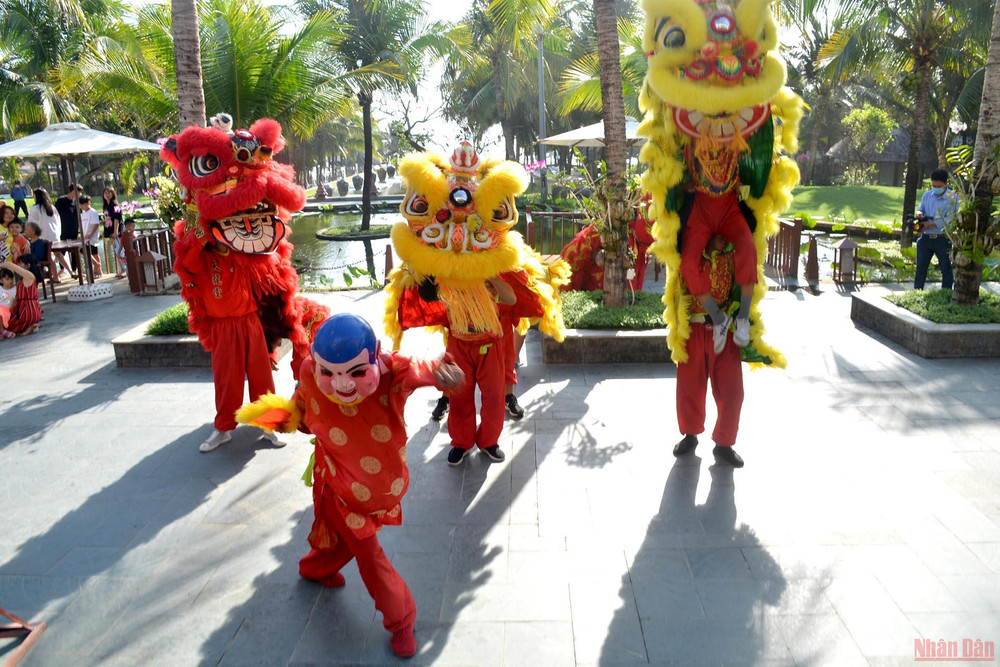 Các cơ sở du lịch ở Bình Thuận tổ chức các hoạt động vui chơi giải trí, múa lân, sư, rồng, tạo được không khí vui tươi cho du khách đón Xuân. (Ảnh: Đình Châu) Bình Thuận chúc Tết cơ sở du lịch và du khách ngày đầu Xuân Nhâm Dần 2022 -0