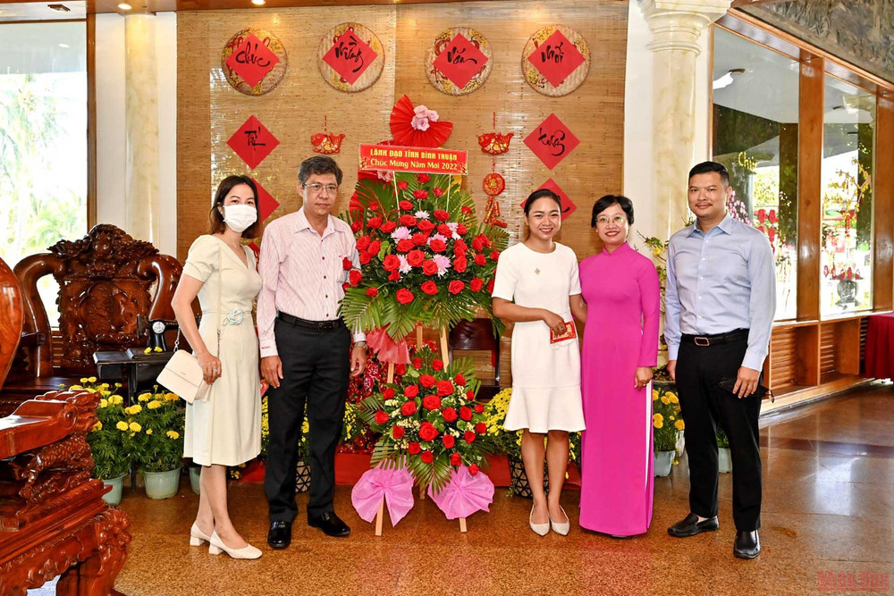 Đại diện lãnh đạo UBND tỉnh, Sở Văn hóa, Thể thao và Du lịch và Hiệp Hội du lịch Bình Thuận chúc Tết cơ sở du lịch Ca Ty Muine Resort. (Ảnh: Đình Châu) Bình Thuận chúc Tết cơ sở du lịch và du khách ngày đầu Xuân Nhâm Dần 2022 -0